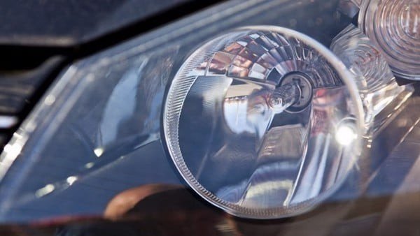 Làm sạch bề mặt xe ô tô để điều chỉnh đèn pha ô tô